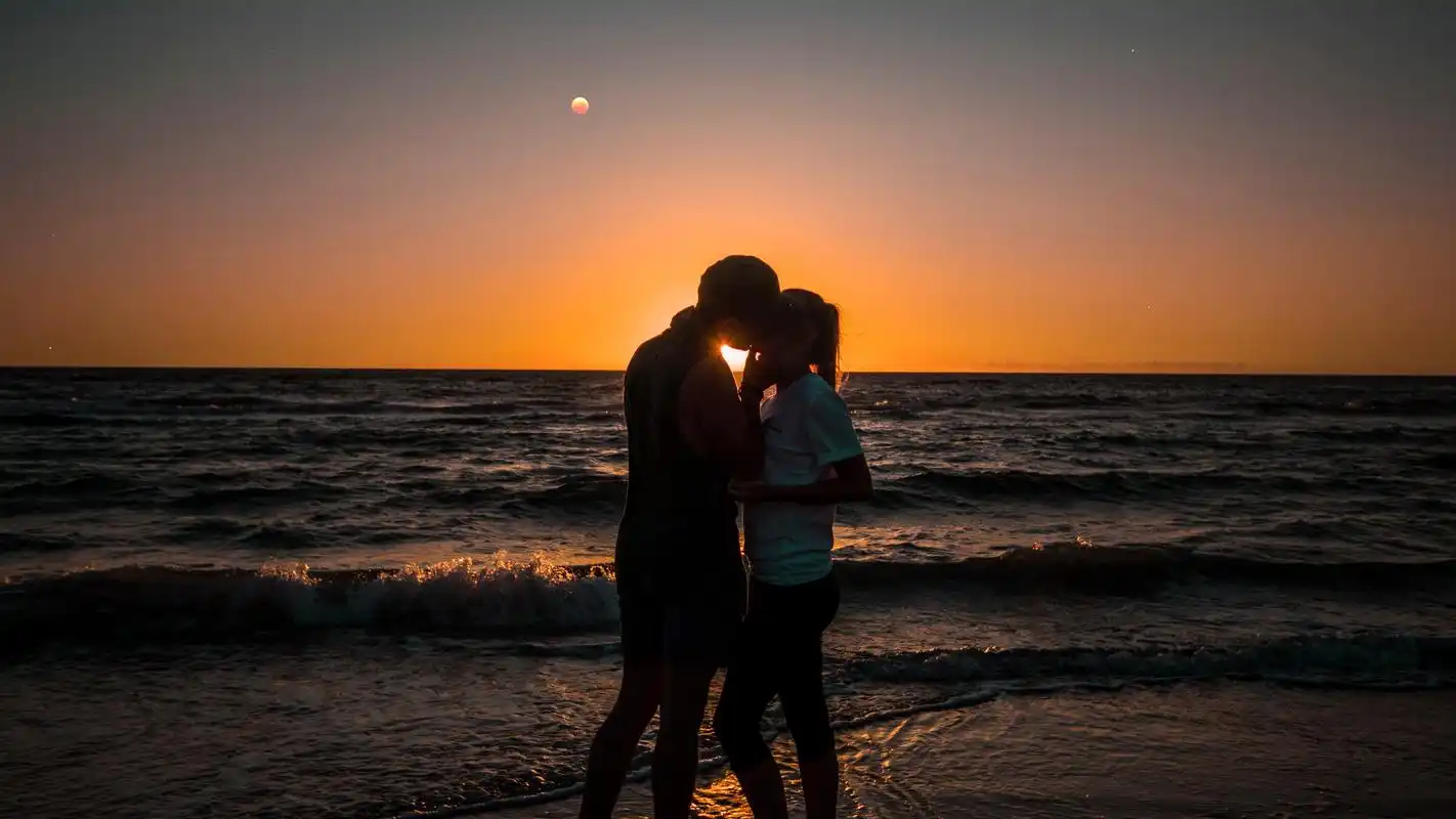 黄昏海边浪漫情侣图片高清原图查看