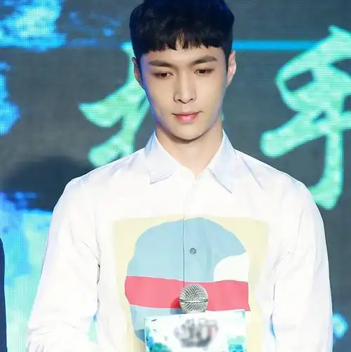 张艺兴出席代言活动 曝光了全新"锅盖头"造型-金投网 (手机金投网 m.