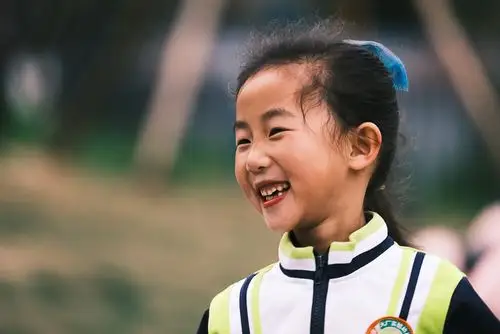 笑脸成年人的笑容包含着太多的虚伪孩子的笑容却是100的纯真