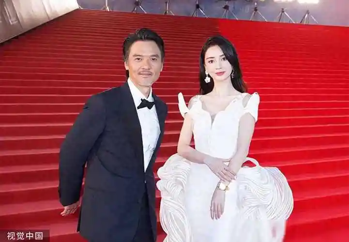 第42届香港电影金像奖红毯杨颖冯德伦刘嘉玲惊艳亮相