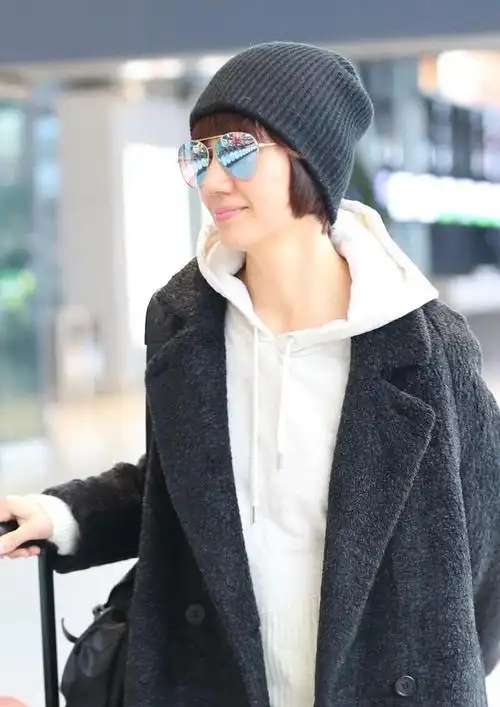 袁泉又带火了一种简约穿法羊羔毛外套牛仔裤马丁靴时髦洋气