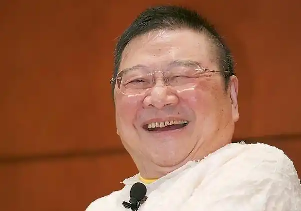 周慧敏与老公出席晚宴,60岁倪震秃顶显老,变成沧桑油腻大叔