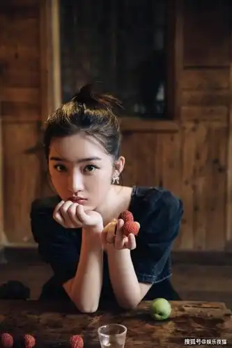 零零后女演员邓恩熙夏日古韵木屋写真大片清新甜美