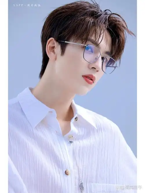 一波张凌赫壁纸 大帅哥喜欢戴眼镜的!