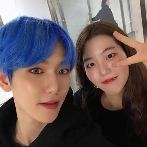 和女生合照边伯贤