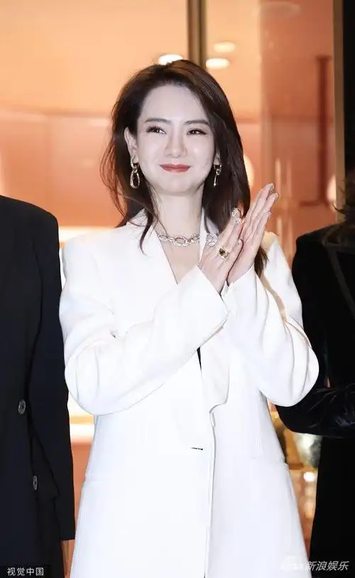 组图:戚薇穿白西装外套玩下衣消失 一双白皙美腿分外吸睛