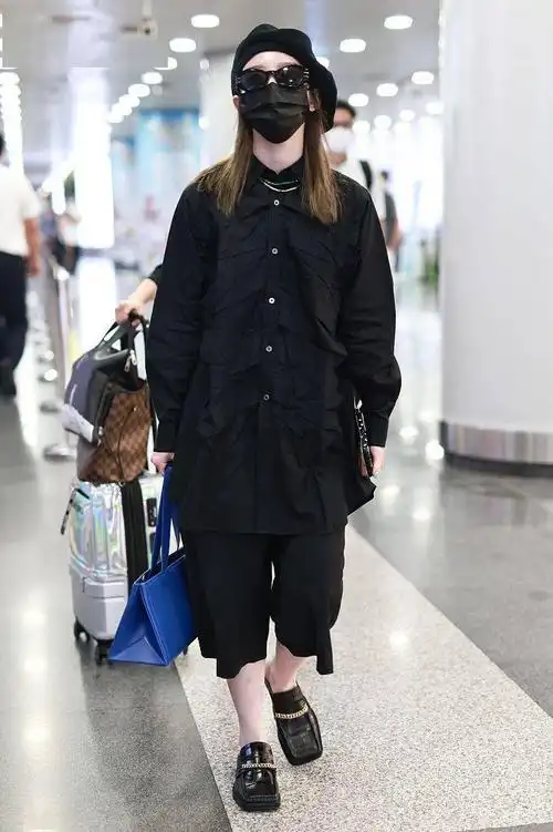 2021年7月20日,北京,孟美岐机场街拍.