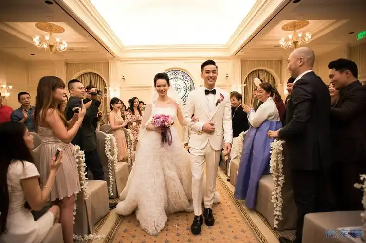 原定在户外的婚礼由于天气缘故改为室内,整个婚礼过程简