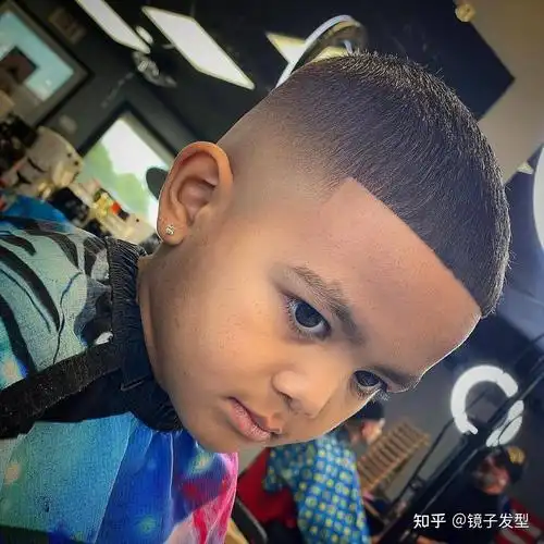 今夏小男孩首选的发型当属小寸头,清爽利落不用过多的打理,相信也是