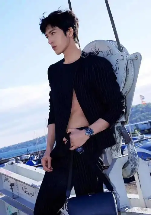 日内瓦这天被戴墨镜的朱一龙惊艳一脸富贵相增肥后颜值回春