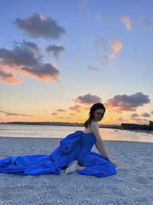 张馨予,张雨绮大玩"蓝色妖姬",长裙美神pk泳衣御姐,谁赢了?