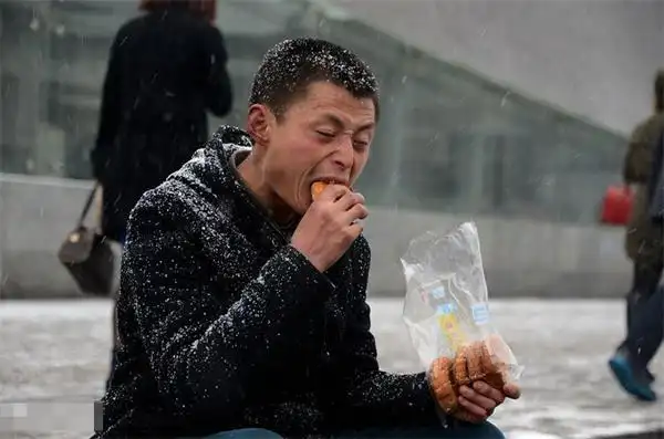 看后很心酸一个农民工春节期间的谋生组照