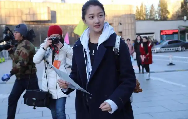 原创关晓彤当年艺考旧照被扒纯素颜跳舞没有任何特效身材无敌了