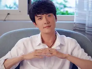 娱乐圈红人冯绍峰父亲冯月平 身份迷离捉摸不清