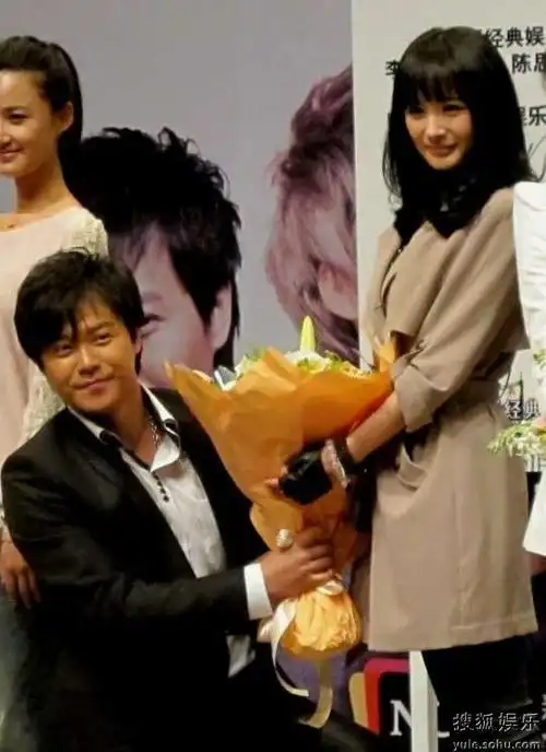 杨幂《北爱》发布会上接受陈思成"求婚"