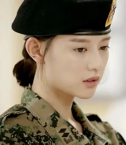 《太阳的后裔》金智媛,美颜军医开启裸妆霸屏