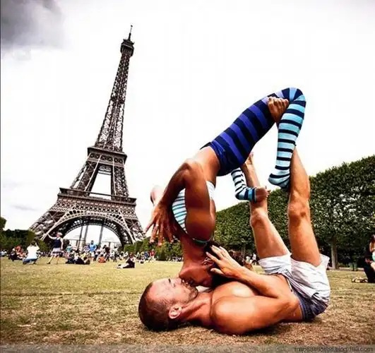 澳夫妻亲密秀高难度瑜伽(图)