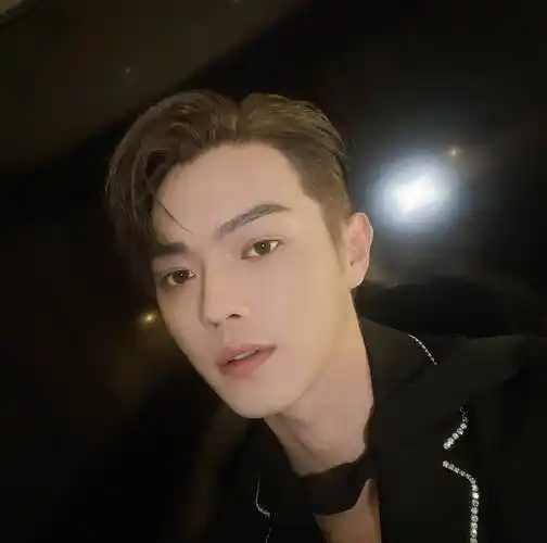 27岁许凯高中时期照片曝光,身高突出五官俊朗,斜刘海造型呆萌可爱