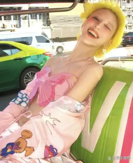 华晨宇女友放飞自我,穿吊带胸口伤痕明显,染黄发太个性