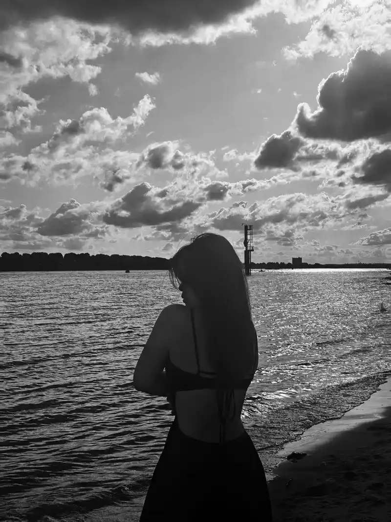 潮汐袭来在海岸凝结成了墨.永远喜欢看海#黑白系 #背影 #吹 - 抖音