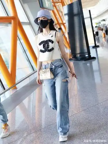 宋轶穿搭无袖印花上衣牛仔裤,小蛮腰实力吸睛,头戴渔夫帽少女感