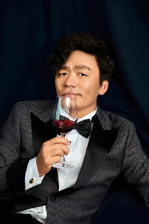 王宝强穿格纹风衣现身,一头卷发分外时髦,马蓉拎7万包隔空较劲