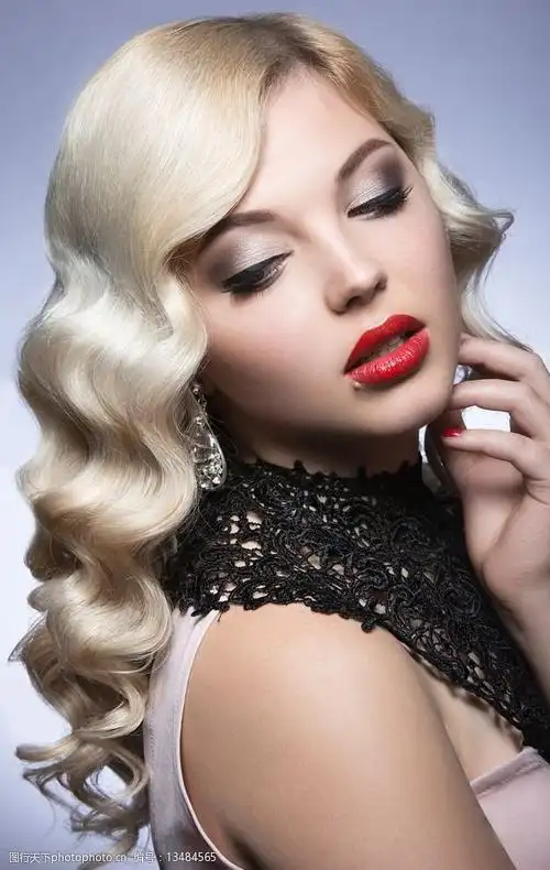 时尚美女烫发发型图片图片-图行天下图库