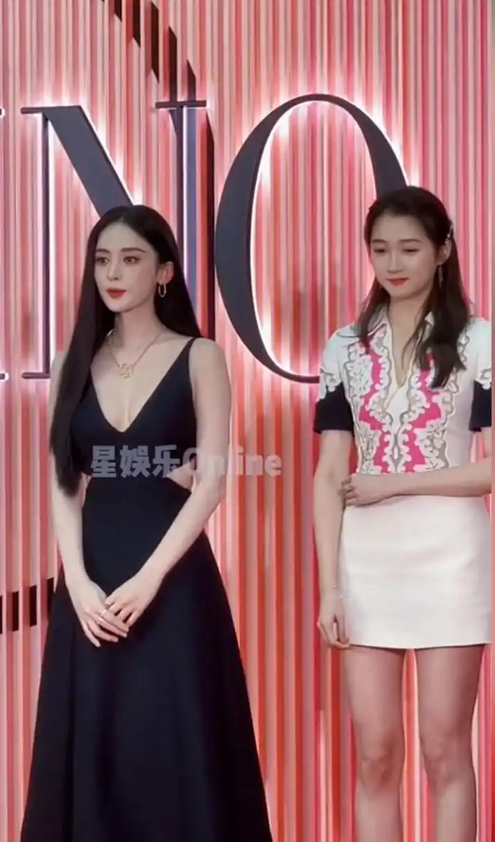 关晓彤古力娜扎同框 两个人都有点害羞啊哈哈哈哈09