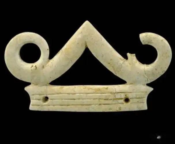 凌家滩遗址出土的大批精美玉器,有别于良渚文化和红山文化,表现了独具