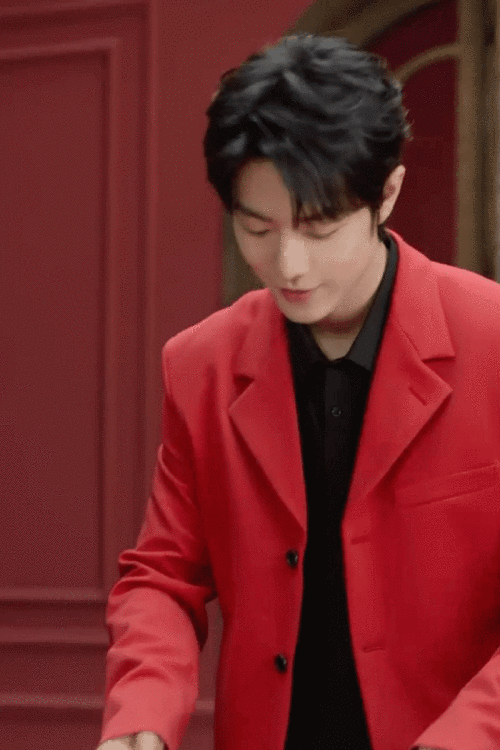 肖战新年红西装