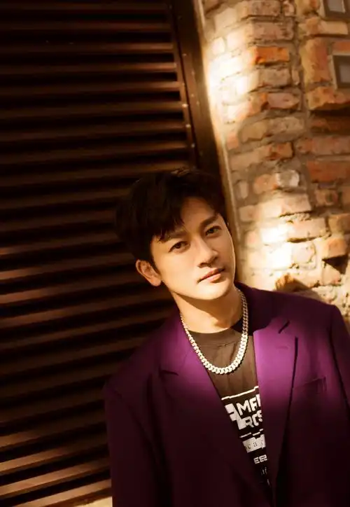 简介:苏有朋紫色西装帅气写真图片,分享一组苏有朋图片给大家,图中的