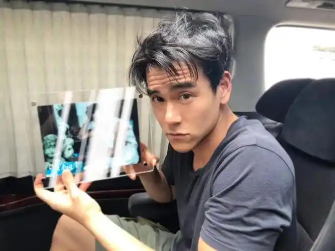 第一香炉杀青彭于晏终于和女神合作与马思纯自拍笑容灿烂