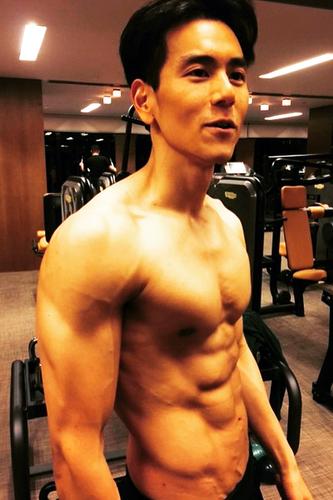 彭于晏海报画复古牛皮纸宿舍卧室墙贴健身馆装饰画肌肉男明星励志