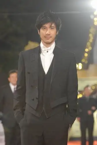 图文台湾金马奖红毯王力宏络腮胡表情冷酷