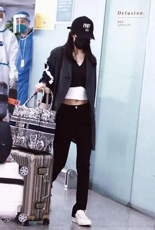 赵丽颖生图状态很少女现身机场穿休闲西装配短t马甲线很清晰