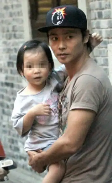 蔡少芬晒张晋视角带仨娃游照,怀中兜揽小儿子,姐姐比耶萌翻_孩子_一