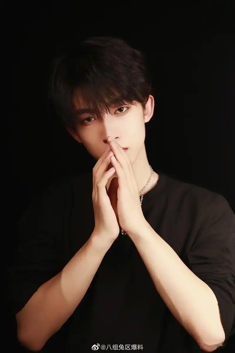 刘宇的妈妈惊喜现身他在某音的直播活动,刘宇的迷妹