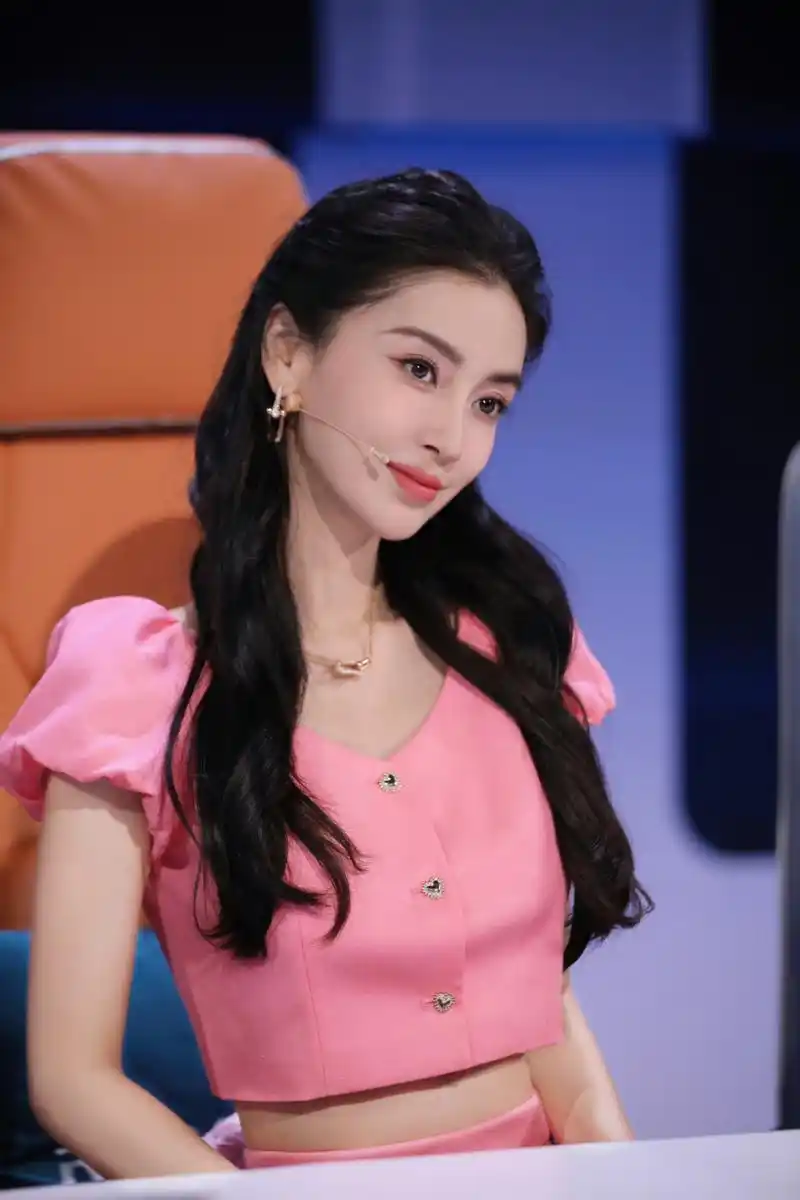 angelababy芭比粉短裙造型# angelababy粉色造型真的好美,芭比粉卵