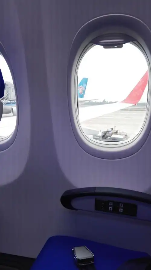 谁有在坐飞机时拍的照片? 给我几张!谢谢