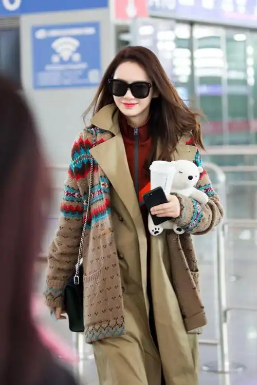 戚薇机场造型太酷了,三层叠穿也不臃肿,随手拍都是高级时尚大片|风衣