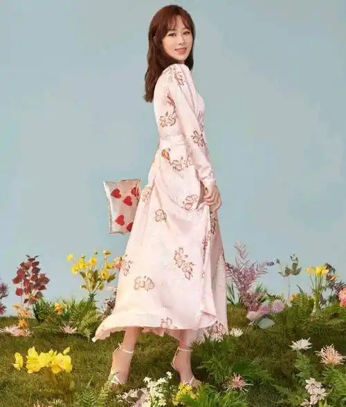 杨紫穿尖领长裙拍大片,气质妩媚身姿曼妙,网友:睡衣的既视感_写真