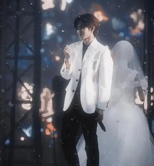 蔡徐坤穿白色西装,与"婚纱玩偶"共舞,粉丝:我羡慕那个玩偶啊
