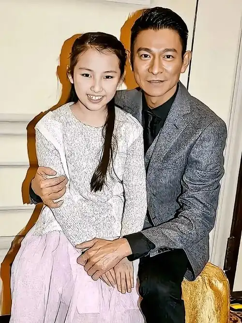 刘德华11岁女儿近况曝光,花5亿富养大的女儿,居然长成了这样?
