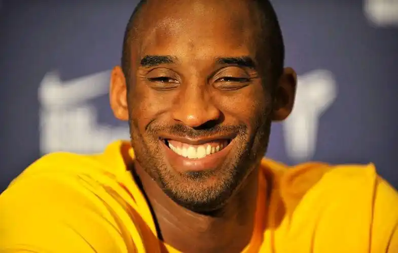 两天前科比给中国球迷拜年08年给汶川地震捐款500万并到四川慰问