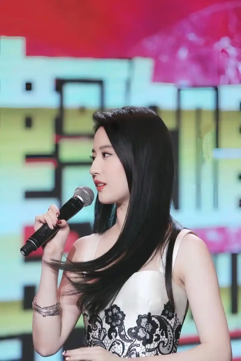 99刘亦菲现身活动现场,惊艳全场!