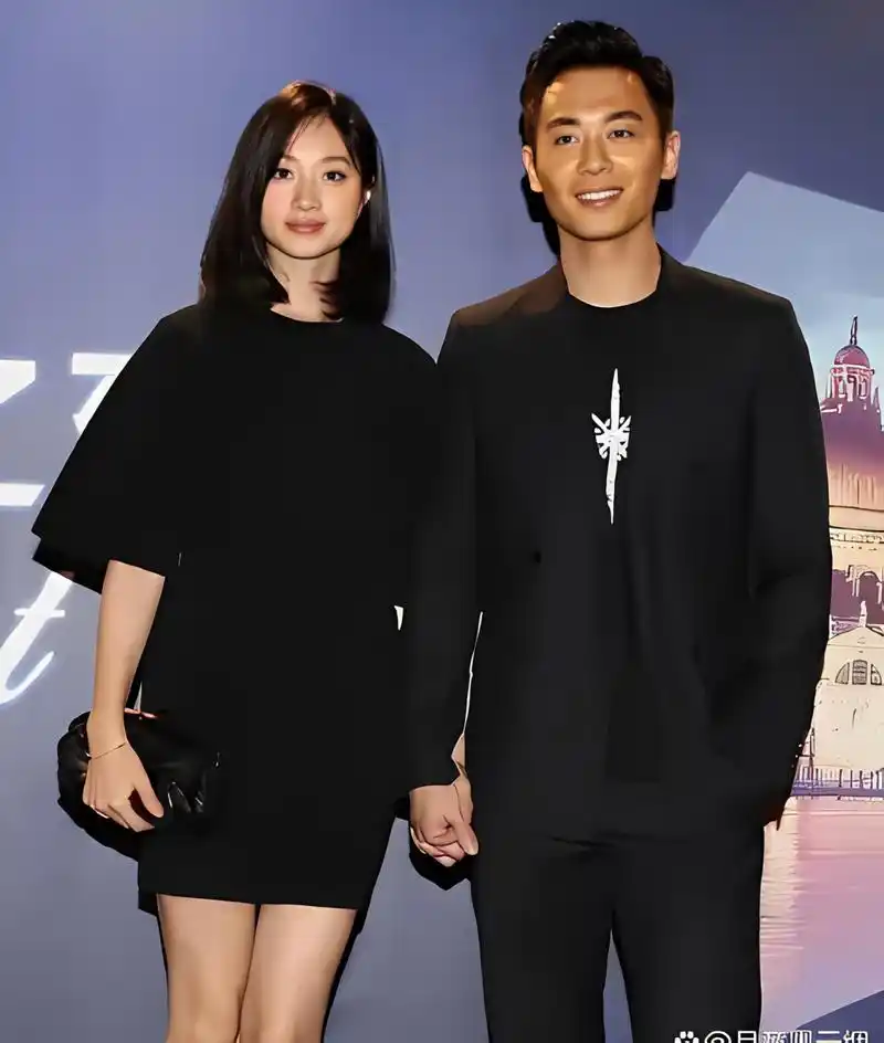 近日,一张演员·朱亚文与妻子同框的照片在社交媒体上引起热议!