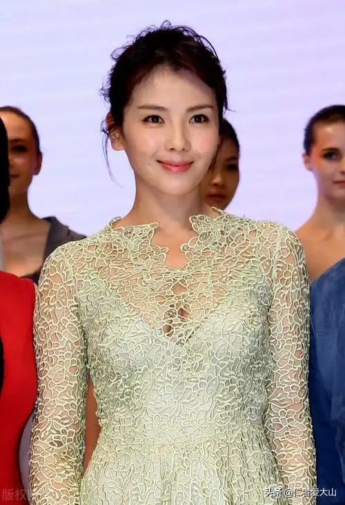 刘涛已经是四十二岁,这个年龄的女性会受到不同年龄阶段的人喜欢.