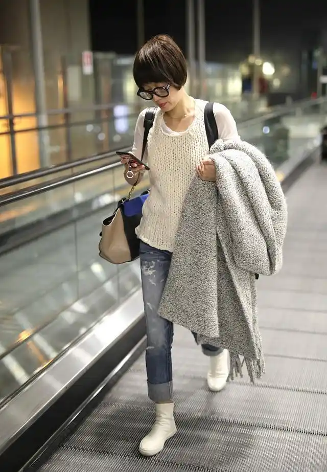 马伊琍近照大变样,穿灰色针织罩衫走机场,俨然一副中年妇女样