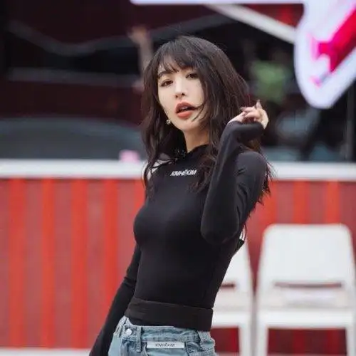 李菲儿妈妈的微信头像是王一博