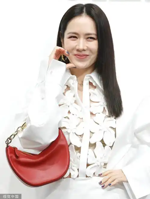 孙艺珍穿镂空花朵裙出席活动 脸颊比心温柔俏皮